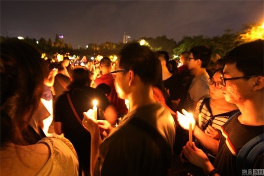 Đồng nghiệp và người dân tỉnh Quảng Đông tham dự lễ tưởng niệm vị nha sĩ quá cố. Ảnh: Shanghaiist