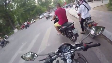 Truy tim thanh nien bam coi inh oi, quat thao nguoi dung den do - Anh 1