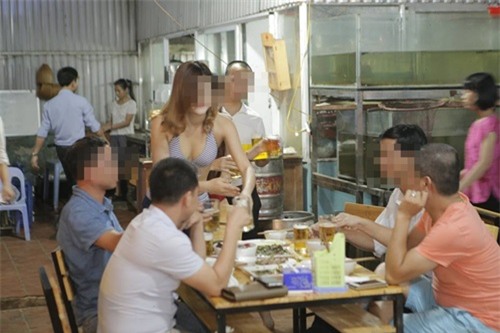 quán ăn, mặc bikini, Hà Nội, Cầu giấy