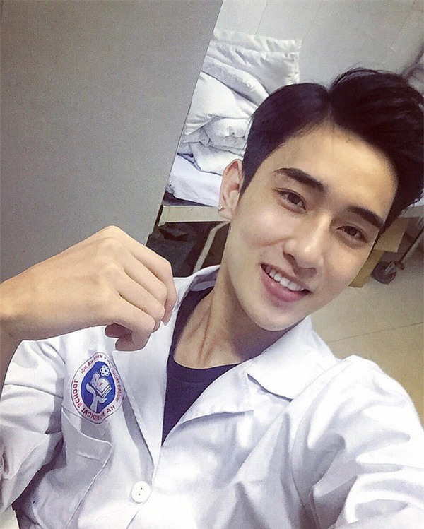 Bức ảnh siêu điển trai trong chiếc áo blouse.