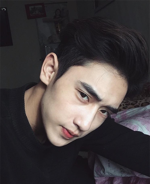 Thực sự trông anh chàng này rất giống các idol Hàn Quốc.