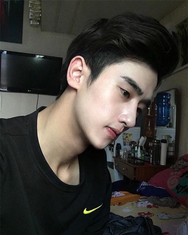 Góc mặt nghiêng với chiếc mũi cao hoàn hảo.