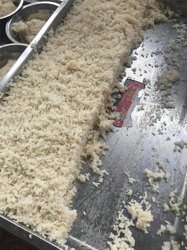 Cơm trong căng tin kém chất lượng.