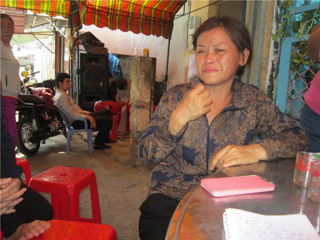 Bà Phụng đau đớn kể lại giây phút mất con. Ảnh Quang Hải