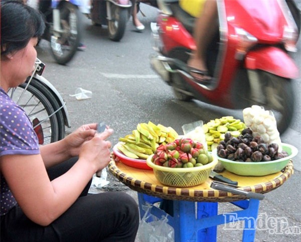 Hoa quả dầm ớt khiến ai cũng phải thèm thuồng