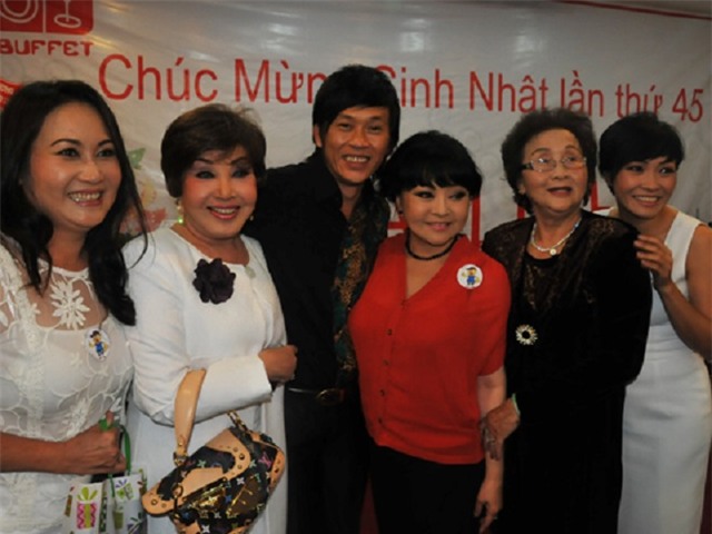 
Ca sĩ Hương Lan cùng mẹ của Hoài Linh đến chúc mừng sinh nhật lần thứ 45 của danh hài.
