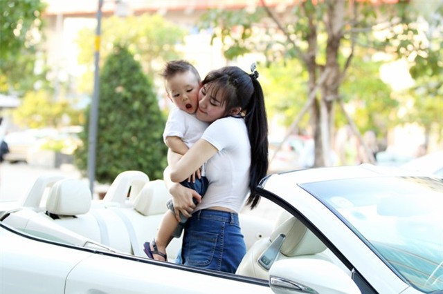 Con trai Vy Oanh nghich ngom o pho di bo hinh anh 2