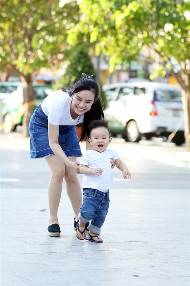 Con trai Vy Oanh nghich ngom o pho di bo hinh anh 3