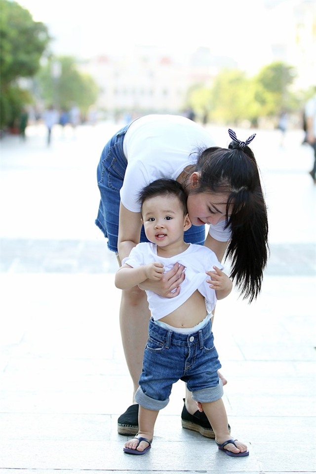 Con trai Vy Oanh nghich ngom o pho di bo hinh anh 4