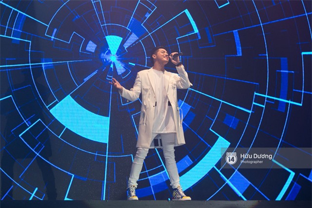 Noo Phước Thịnh diện cây hàng hiệu gần 500 triệu lên thảm đỏ, diễn lôi cuốn trên sân khấu - Ảnh 2.