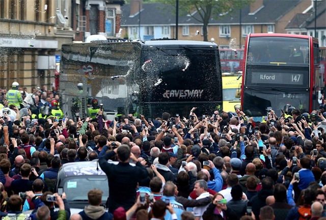 Xe buýt chở cầu thủ Man Utd vỡ tan kính vì bị tấn công kinh hoàng bằng chai lọ - Ảnh 3.