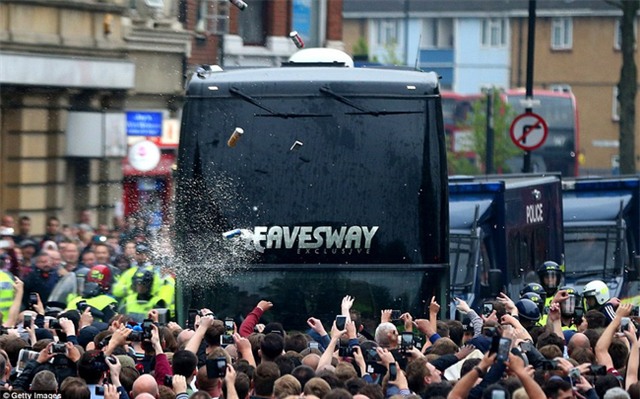 Xe buýt chở cầu thủ Man Utd vỡ tan kính vì bị tấn công kinh hoàng bằng chai lọ - Ảnh 4.