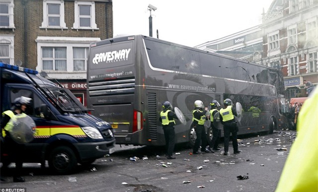 Xe buýt chở cầu thủ Man Utd vỡ tan kính vì bị tấn công kinh hoàng bằng chai lọ - Ảnh 6.