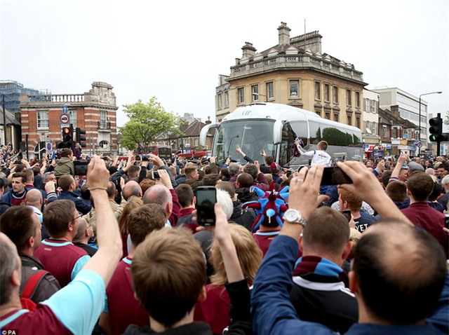 Xe buýt chở cầu thủ Man Utd vỡ tan kính vì bị tấn công kinh hoàng bằng chai lọ - Ảnh 11.