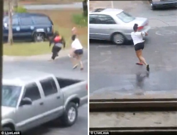 Cô gái đuổi theo ném đồ vào tên bạn trai phản bội.