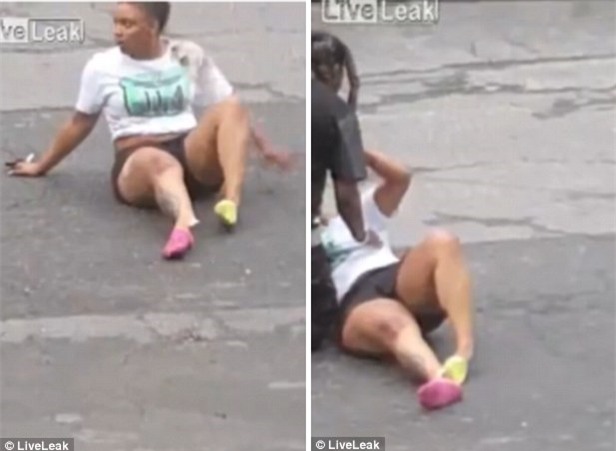 Sau cú chẹt ngang, cô gái không đứng lên nổi vì bàn chân bị quặt sang bên và cẳng chân bị gãy.