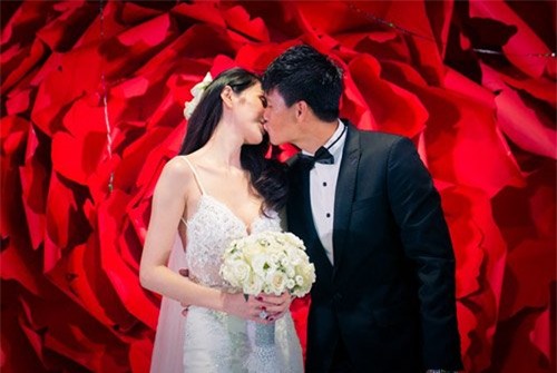Sau gần 10 năm yêu, Vinh - Tiên đã có cái kết viên mãn bằng một đám cưới ngọt ngào. Nụ hôn Công Vinh trao cho Thủy Tiên trong lễ cưới khiến nhiều người phải ngưỡng mộ.