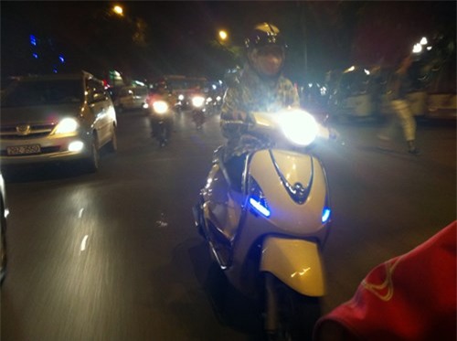 Clip: Đa số dân Việt Nam cứ hồn nhiên rọi thẳng đèn pha vào mặt người khác - Ảnh 2.