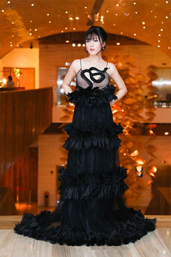 Văn Mai Hương chơi trội khi mặc chiếc đầm 300 triệu nằm trong bộ sưu tập mùa thu 2016 của thương hiệu Gucci.