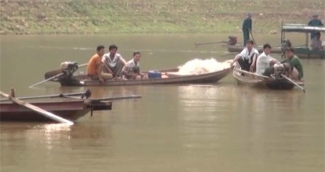 Đắm thuyền trên hồ Sông Đà giữa đêm, 3 cô gái trẻ thiệt mạng - Ảnh 1.