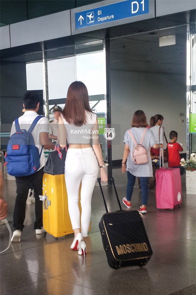 Ngọc Trinh diện cả cây trắng, tươi tắn chụp ảnh cùng fan ở sân bay - Ảnh 5.