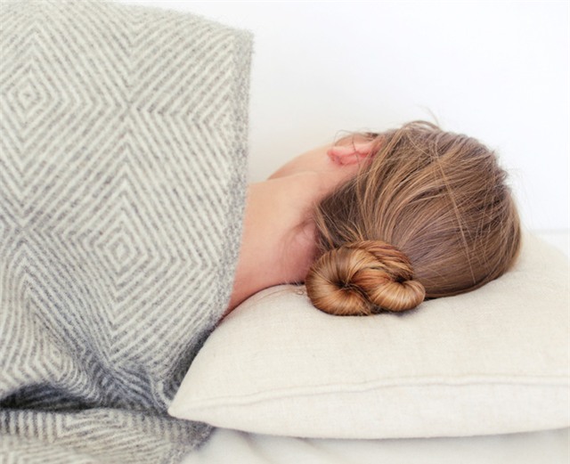 Buộc tóc khi ngủ làm căng da đầu, đau đầu (Ảnh minh họa)