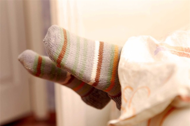 Đi tất khi ngủ làm cho chân không hít thở và thư giãn được (Ảnh minh họa)