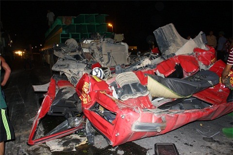 Phần cabin bẹp dúm do dầm thép đè lên.