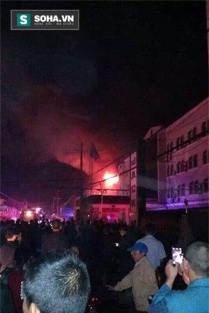 Chiến đấu cơ Trung Quốc đâm tòa nhà bốc cháy - Ảnh 1.