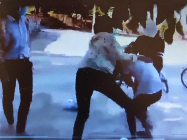 clip nhom nu sinh ra don hoi dong voi ban vi 