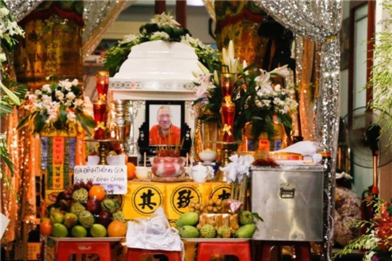 Bố đẻ của ca sĩ Hồng Ngọc - ông Nguyễn Xuân Dinh đã trút hơi thở cuối cùng vào sáng ngày 9/5. Bố Hồng Ngọc là tay trống nổi tiếng trước năm 1975.