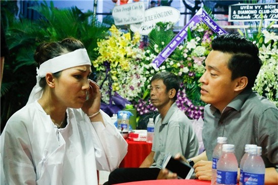 Bên cạnh ca sĩ Mỹ Tâm, Lam Trường đến sau, anh động viên đồng nghiệp của mình để vượt qua sự đau buồn này.