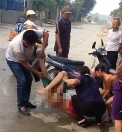 me lot quan con giua duong, nguoi xung quanh dung nhin hinh anh 1