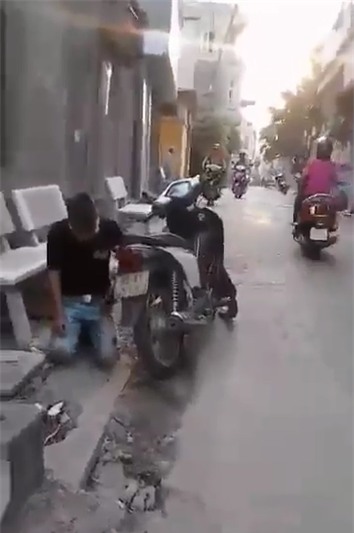 Cô gái bắt người yêu quỳ xin lỗi giữa đường rồi quay clip - Ảnh 1.