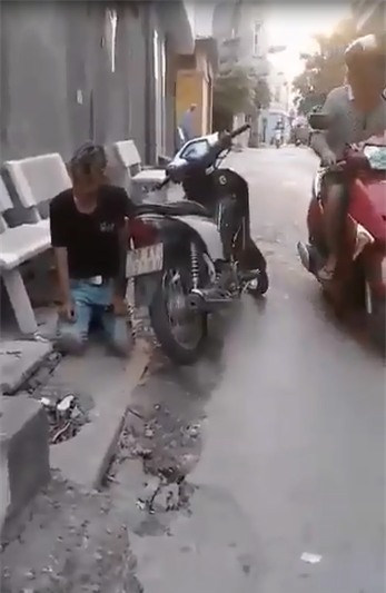 Cô gái bắt người yêu quỳ xin lỗi giữa đường rồi quay clip - Ảnh 2.