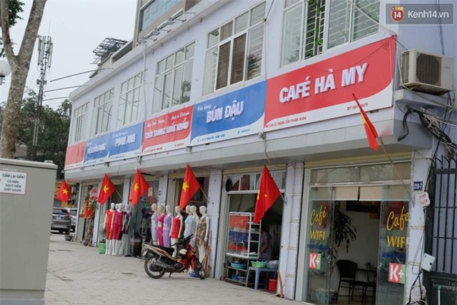 Biển hiệu hai màu xanh - đỏ dễ gây ùn tắc giao thông - Ảnh 1.