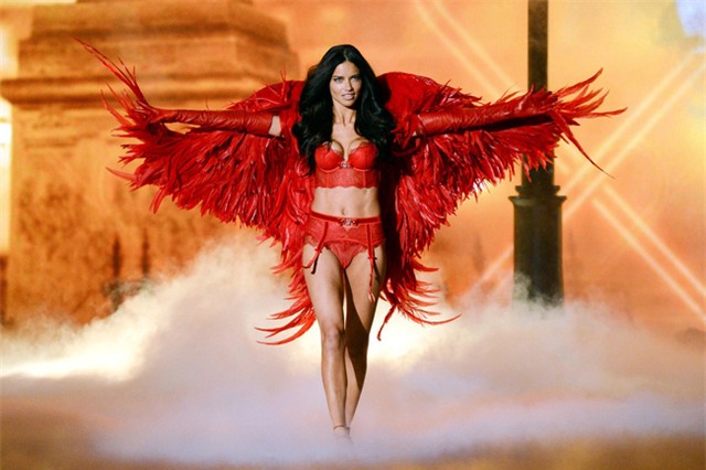 Thiên thần nội y Adriana Lima hôn say đắm bạn trai mới là huấn luyện viên boxing - Ảnh 1.