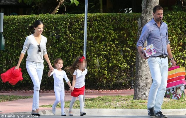 Thiên thần nội y Adriana Lima hôn say đắm bạn trai mới là huấn luyện viên boxing - Ảnh 2.