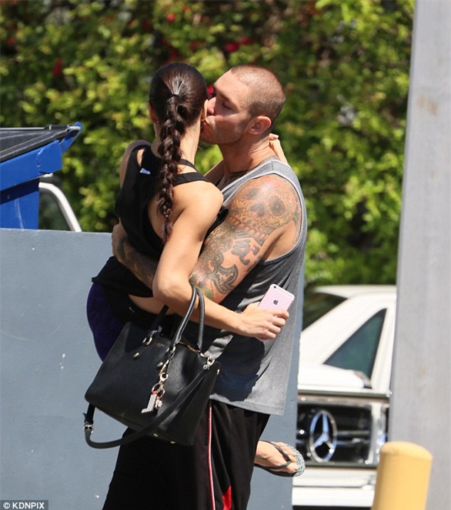 Thiên thần nội y Adriana Lima hôn say đắm bạn trai mới là huấn luyện viên boxing - Ảnh 5.