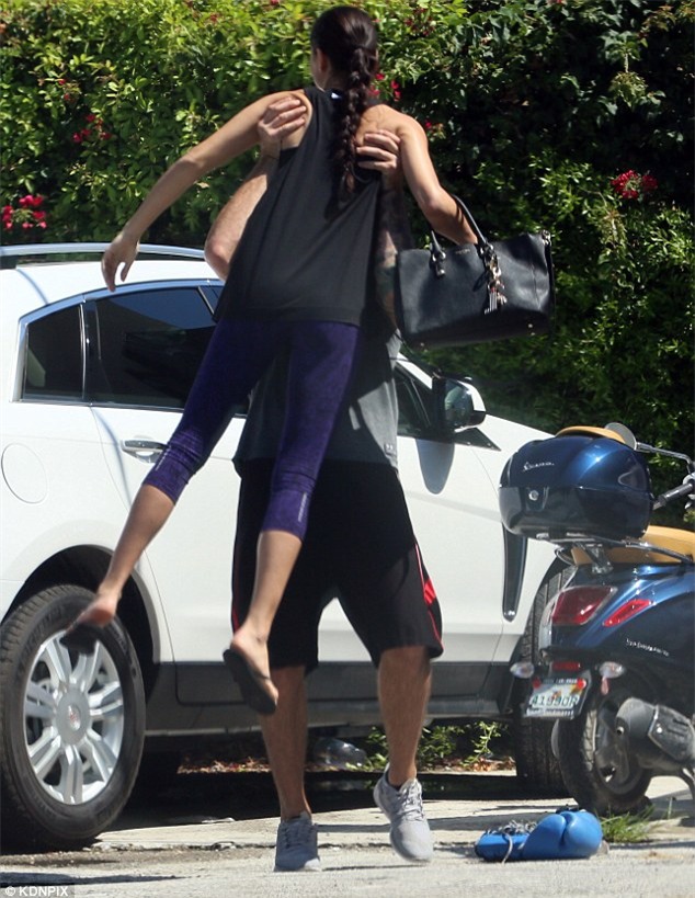 Thiên thần nội y Adriana Lima hôn say đắm bạn trai mới là huấn luyện viên boxing - Ảnh 6.