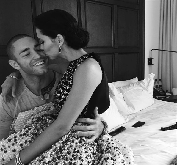 Thiên thần nội y Adriana Lima hôn say đắm bạn trai mới là huấn luyện viên boxing - Ảnh 7.