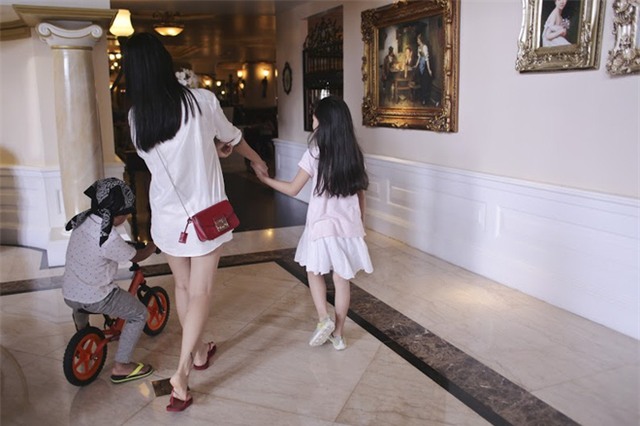 Phạm Anh Khoa hôn đắm đuối bà xã hơn 6 tuổi - Ảnh 9.