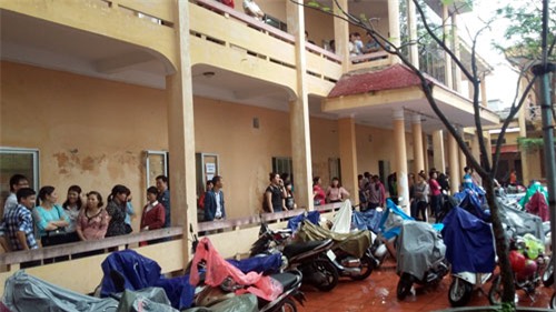 lo dien duong day “thi gia lay chung chi that”: truong thi bat nhao! hinh anh 1