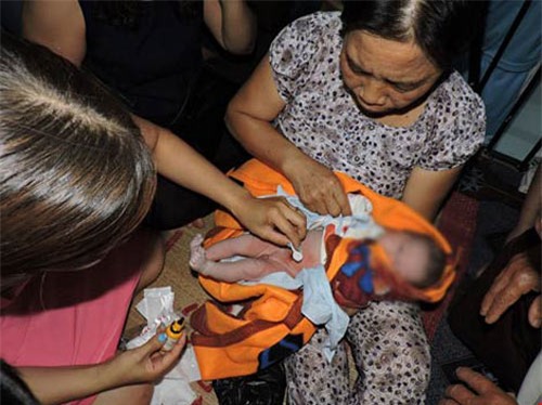 nu sinh vien bo con roi gia bo phat hien duoc - 1