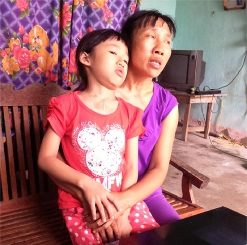 Chị Tình đau khổ kể về cuộc sống khốn khổ của gia đình với những đứa con bệnh tật