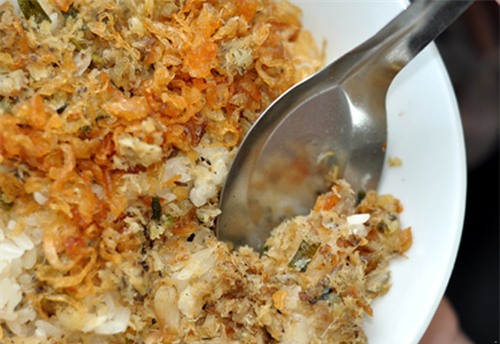 Xôi cá rô đồng phố Nguyễn Chí Thanh.