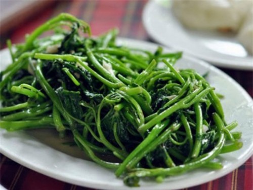 Rau bí xào ngon sẽ có cọng rau rất giòn, lá mềm thấm gia vị và rau xanh.