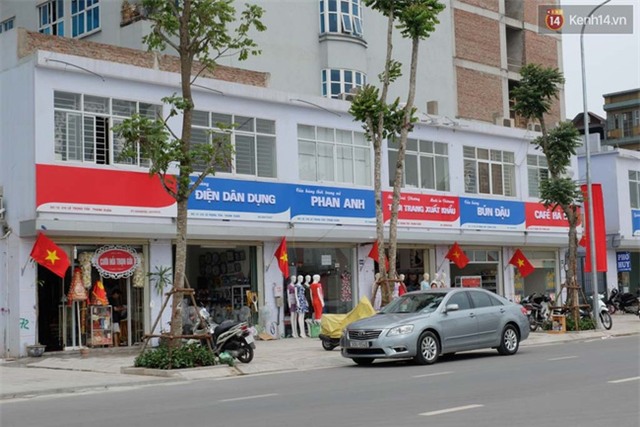 Biển hiệu hai màu xanh - đỏ dễ gây ùn tắc giao thông - Ảnh 4.