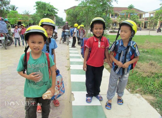 chuyen hiem o ha tinh: hs di bo hay xe dap cung doi mu bao hiem hinh anh 4