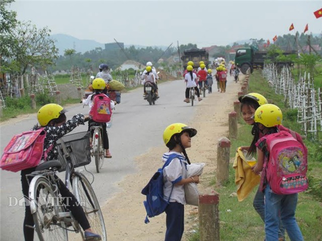 chuyen hiem o ha tinh: hs di bo hay xe dap cung doi mu bao hiem hinh anh 7